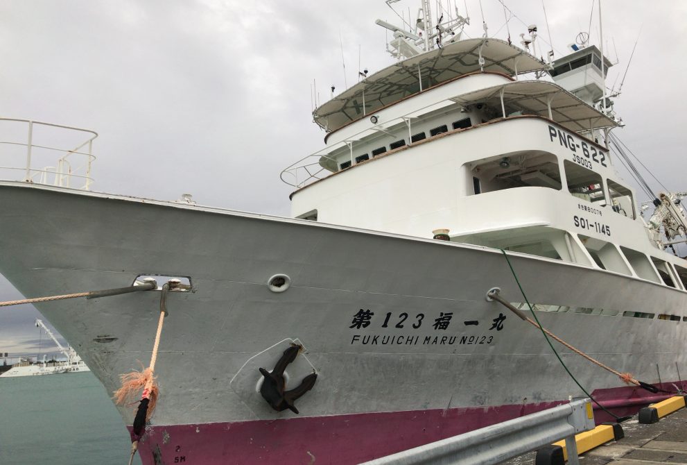 焼津港で水揚げをする海外まき網船