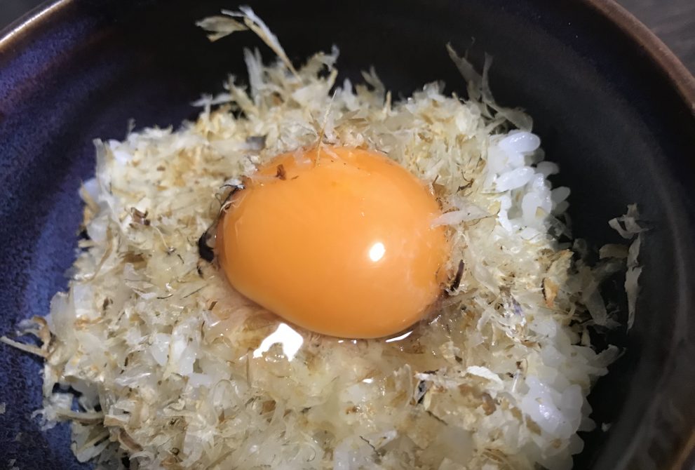 いわし削り節をご飯にかけ、卵を乗せて醤油を少々かける
