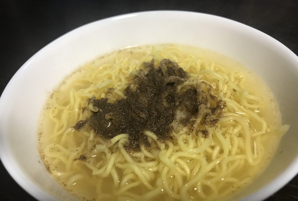 インスタント塩ラーメンに煮干し粉をかけます