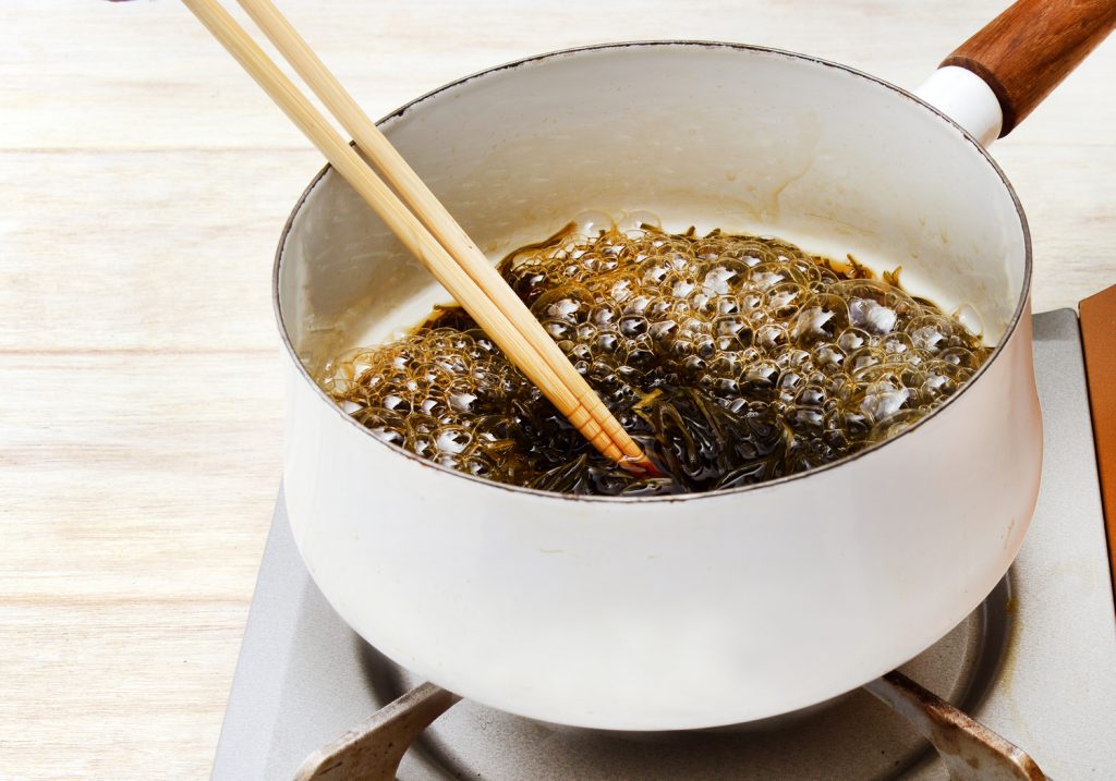 鍋に昆布と分量の水と調味料を加え、ひと煮立ちしたら、弱めの中火にして、さらに15分程度、煮ます。